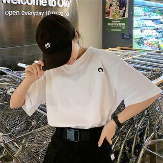 Crescent Embroidered Elbow-sleeve T-shirt