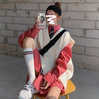 V-neck Knit Vest/ Oversized Plaid Shirt With Tie