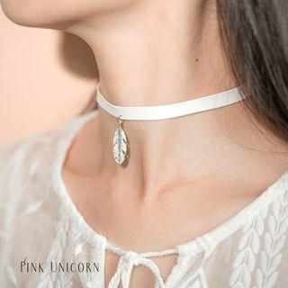 Leaf Pendant Choker