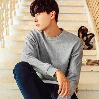 Colored Layered-hem Sweatshirt