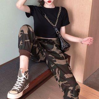 Short-sleeve Crop T-shirt / Camouflage Cargo Pants