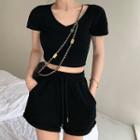 Short-sleeve V-neck Cropped T-shirt / Shorts