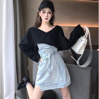 V-neck T-shirt / High-waist Denim Mini Skirt