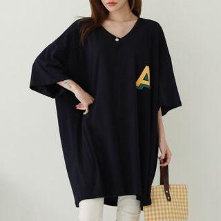 V-neck Letter-illustrated T-shirt