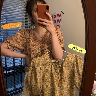 Shirred Front V-neck Floral Cropped Top