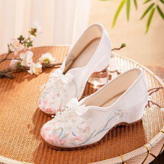 Low-heel Embroidered Pumps