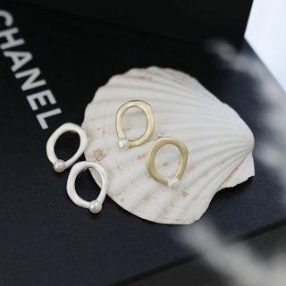 Faux-pearl Hollow Ear Stud