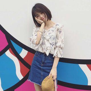V-neck Floral Elbow-sleeve Top