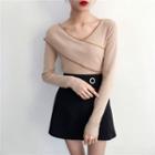 Long-sleeve Contrast Trim V-neck Knit Top