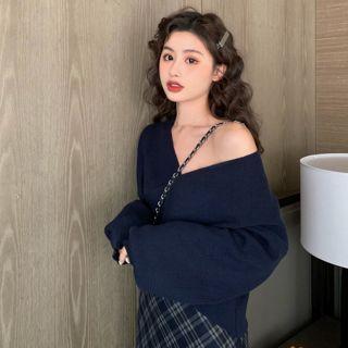 Plain V-neck Loose-fit Sweater / Plaid Slim-fit Skirt