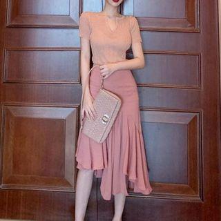 Short-sleeve V-neck Knit Top / High-waist Mermaid Skirt