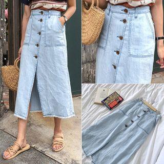 Button-detail Fray-hem Denim Skirt