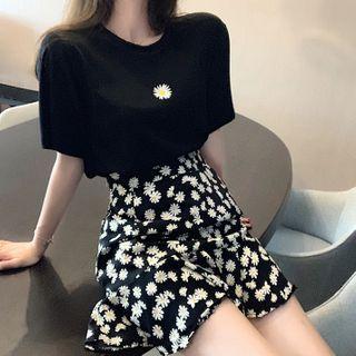 Flower Embroidered Short-sleeve T-shirt / Flower Print Mini A-line Skirt