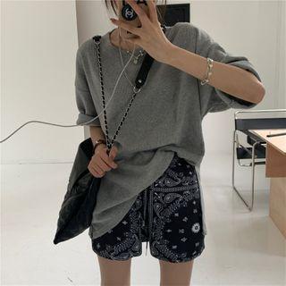 Short-sleeve Knit Top / Paisley Print Shorts