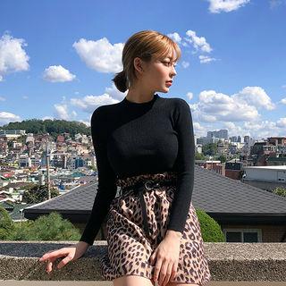 Set: Mock-neck Knit Top + Leopard Miniskirt + Belt Black - One Size