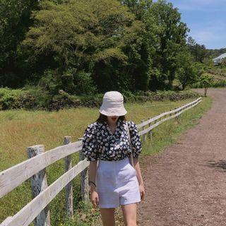 Daisy Pattern Chelsea-collar Blouse Navy Blue - One Size