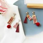 Non-matching Houndstooth Pompom Dangle Earring