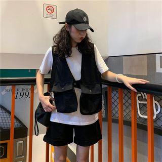 Round Neck T-shirt / Multi-pocket Vest / Shorts