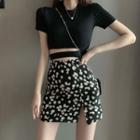 Short-sleeve Cropped T-shirt / Floral-print Mini Fitted Skirt