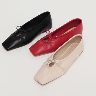 Square-toe Keyhole Flats