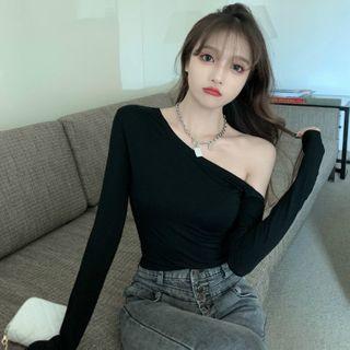 One-shoulder Long-sleeve T-shirt / Mini Pleated Skirt