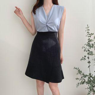 Sleeveless Plain V-neck Top