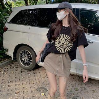 Printed Loose T-shirt / High-waist Zipper Mini Skirt