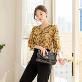 V-neck 3/4-sleeve Pattern Blouse