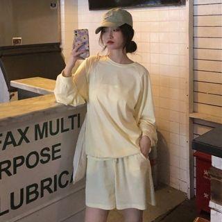 Long-sleeve Plain T-shirt / High-waist Plain Sweat Shorts