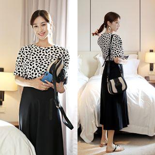 Petal Pattern Zip-back Blouse
