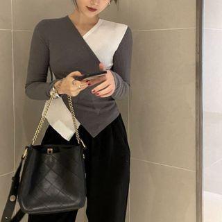 V-neck Two-tone Ribbed Knit Top
