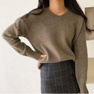 V-neck Sweater / Plaid Midi A-line Skirt