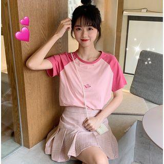 Embroidered Saturn Raglan Short-sleeve T-shirt / Plaid Pleated Skirt