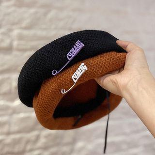 Lettering Safety Pin Knit Beret Hat