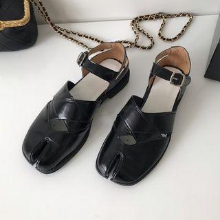 Split-toe Flat Sandals