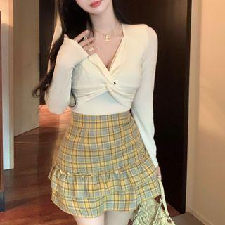 Long-sleeve V-neck Twist Fitted Top