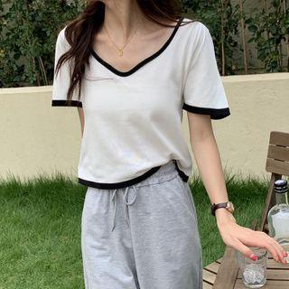 V-neck Two Tone Knit Cropped Top