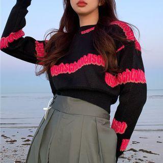 Round-neck Lettering Cropped Knit Top Black - One Size