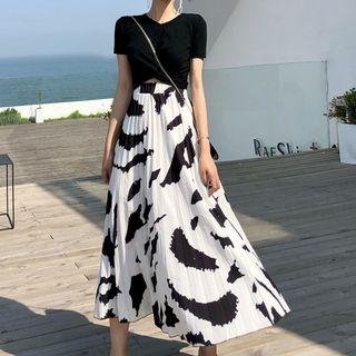 Short-sleeve Twisted T-shirt / Print A-line Maxi Skirt