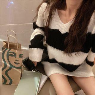 V-neck Striped Sweater Stripess - Black & White - One Size