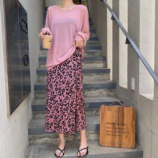 Long-sleeve T-shirt / Leopard Print Midi Skirt