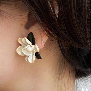 Flower Resin Earring 1 Pair - Black & White - One Size