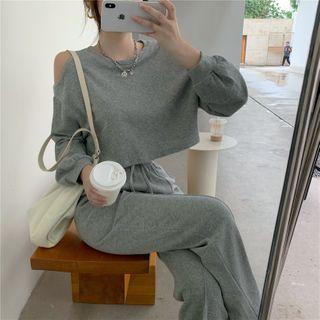 Cold-shoulder Cropped T-shirt / Straight-cut Sweatpants