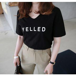 Yelled Lettering V-neck T-shirt