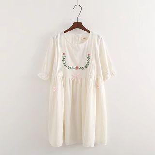 Elbow-sleeve Embroidery Pleated Dress