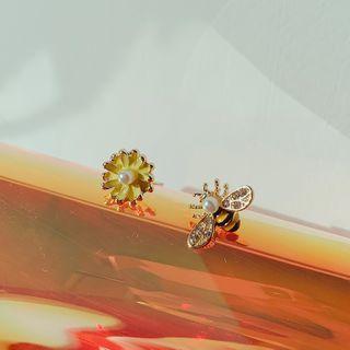 Non-matching Faux Pearl Rhinestone Bee & Flower Earring 1 Pair - Non-matching Faux Pearl Rhinestone Bee & Flower Earring - One Size