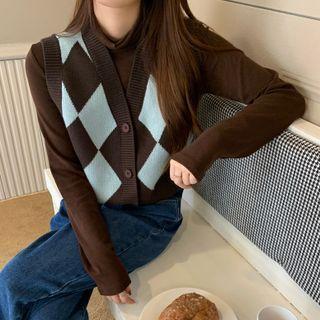 Long-sleeve Turtleneck T-shirt / Argyle Button-up Sweater Vest