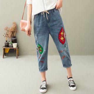 Fan Embroidered Capri Jeans