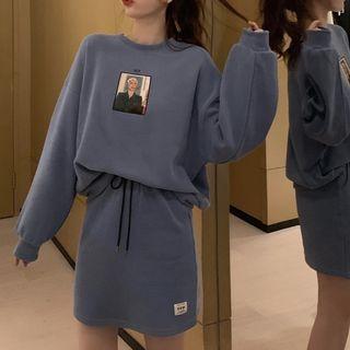 Printed Fleece-lined Pullover / Plain Skirt