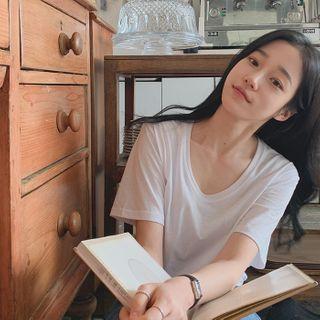 Scoop-neck Basic T-shirt